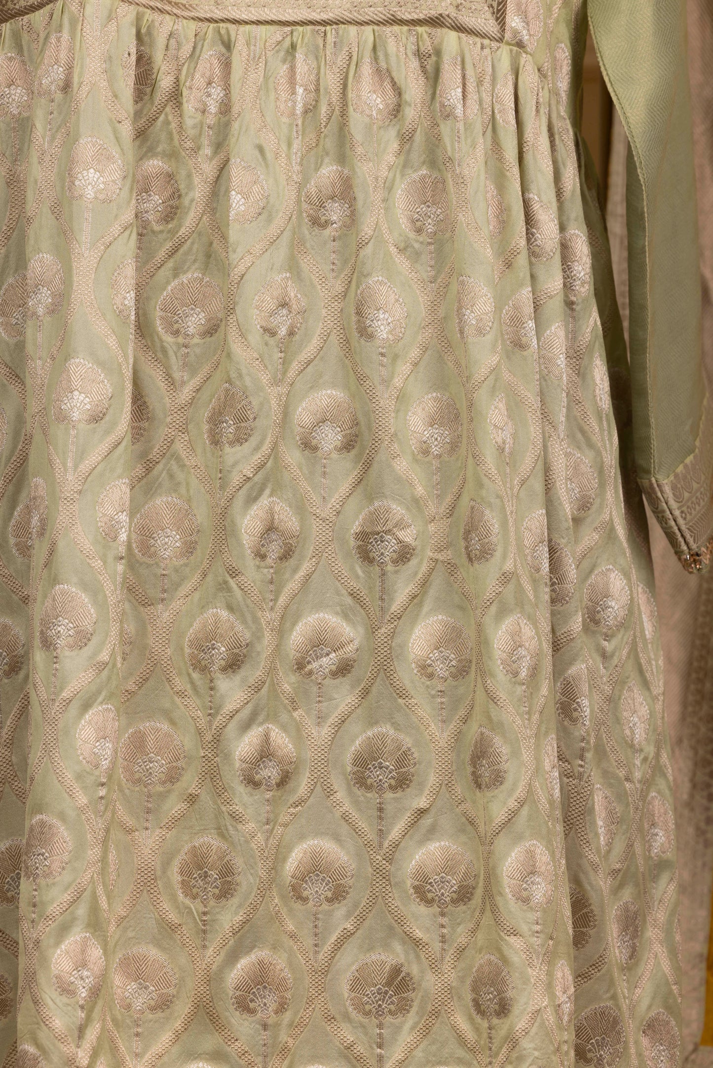 A/3-6: Floral jaal in gold