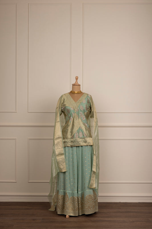 A/3-30: Synergy in green and gold