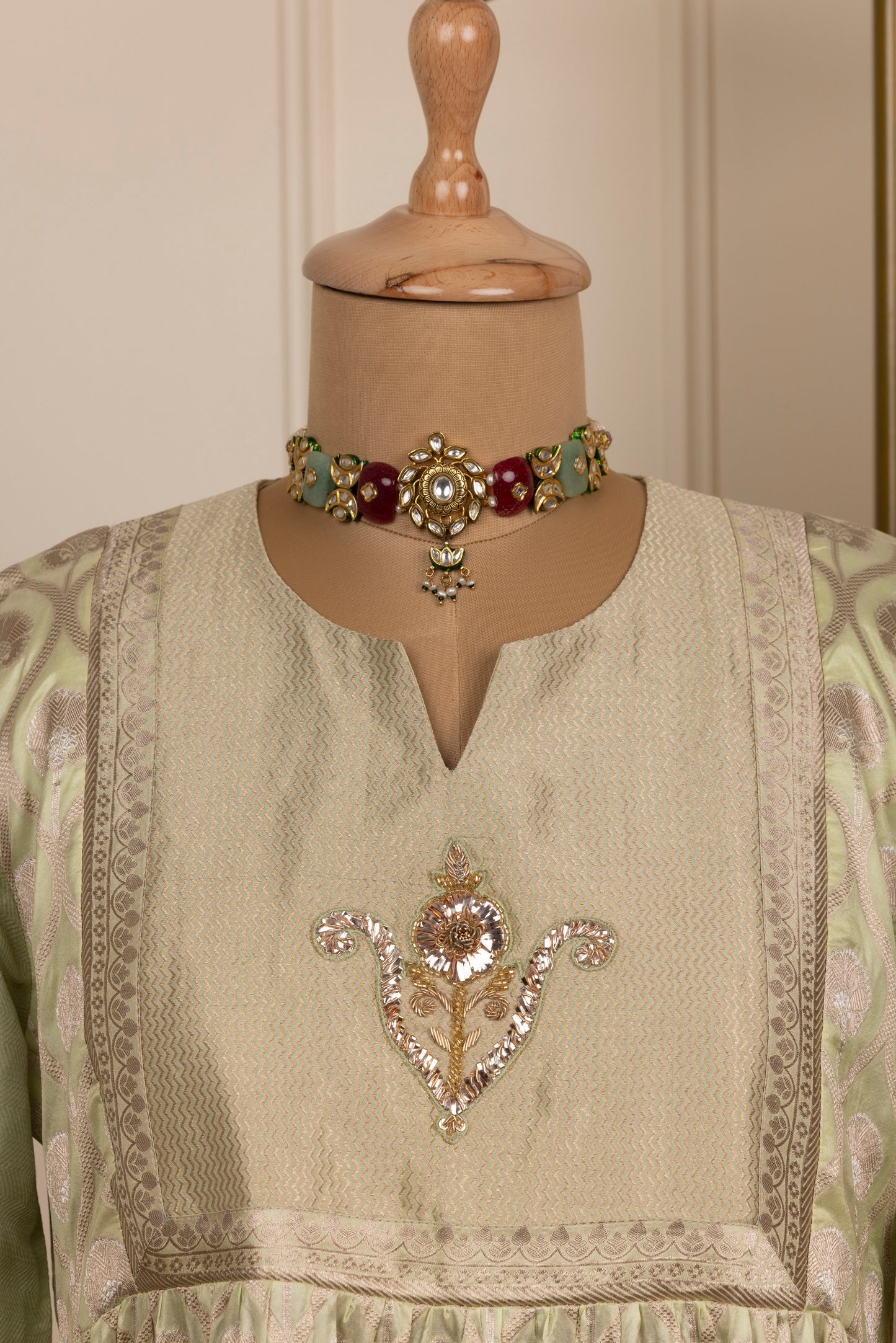 A/3-6: Floral jaal in gold