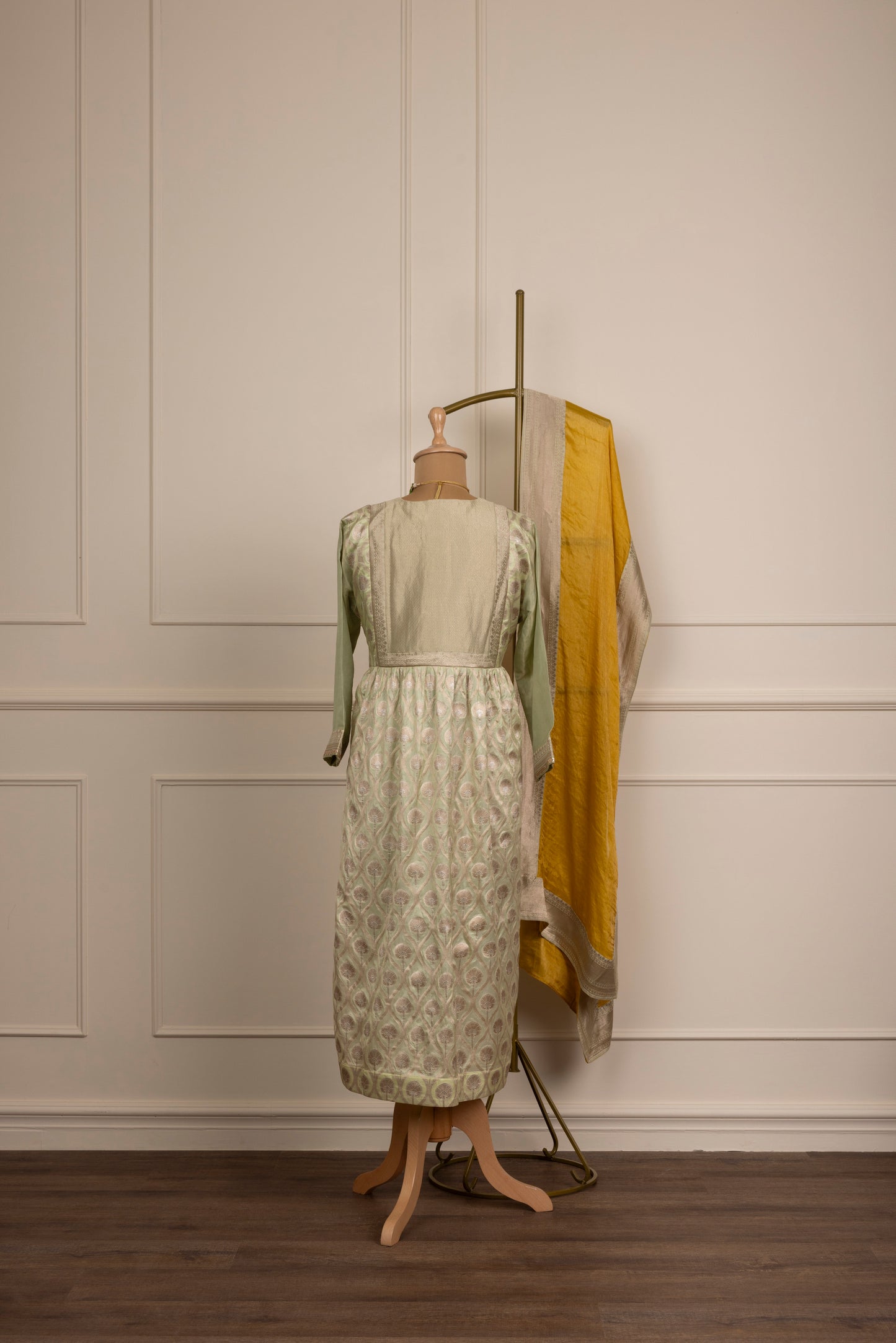 A/3-6: Floral jaal in gold