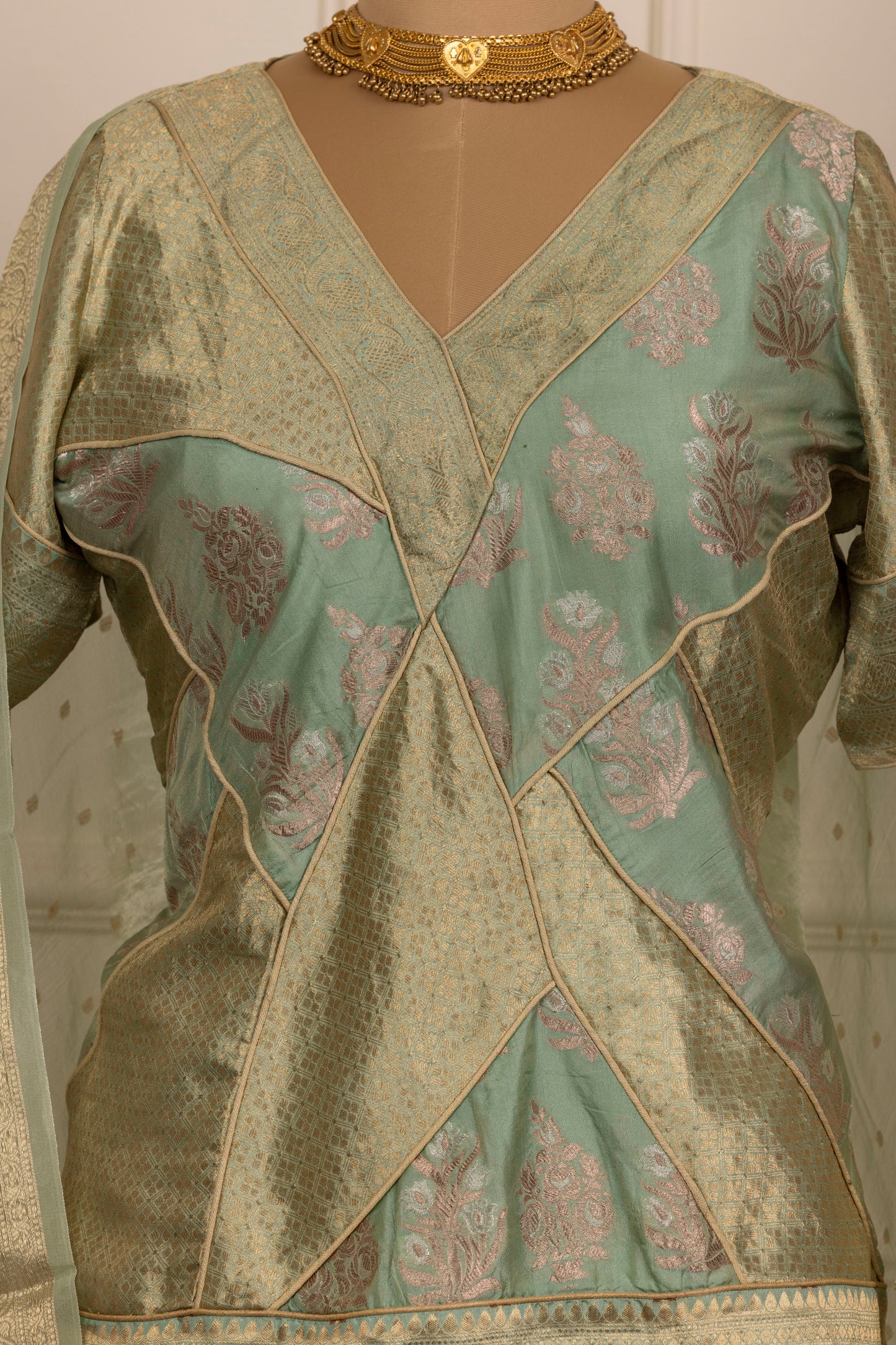 A/3-30: Synergy in green and gold