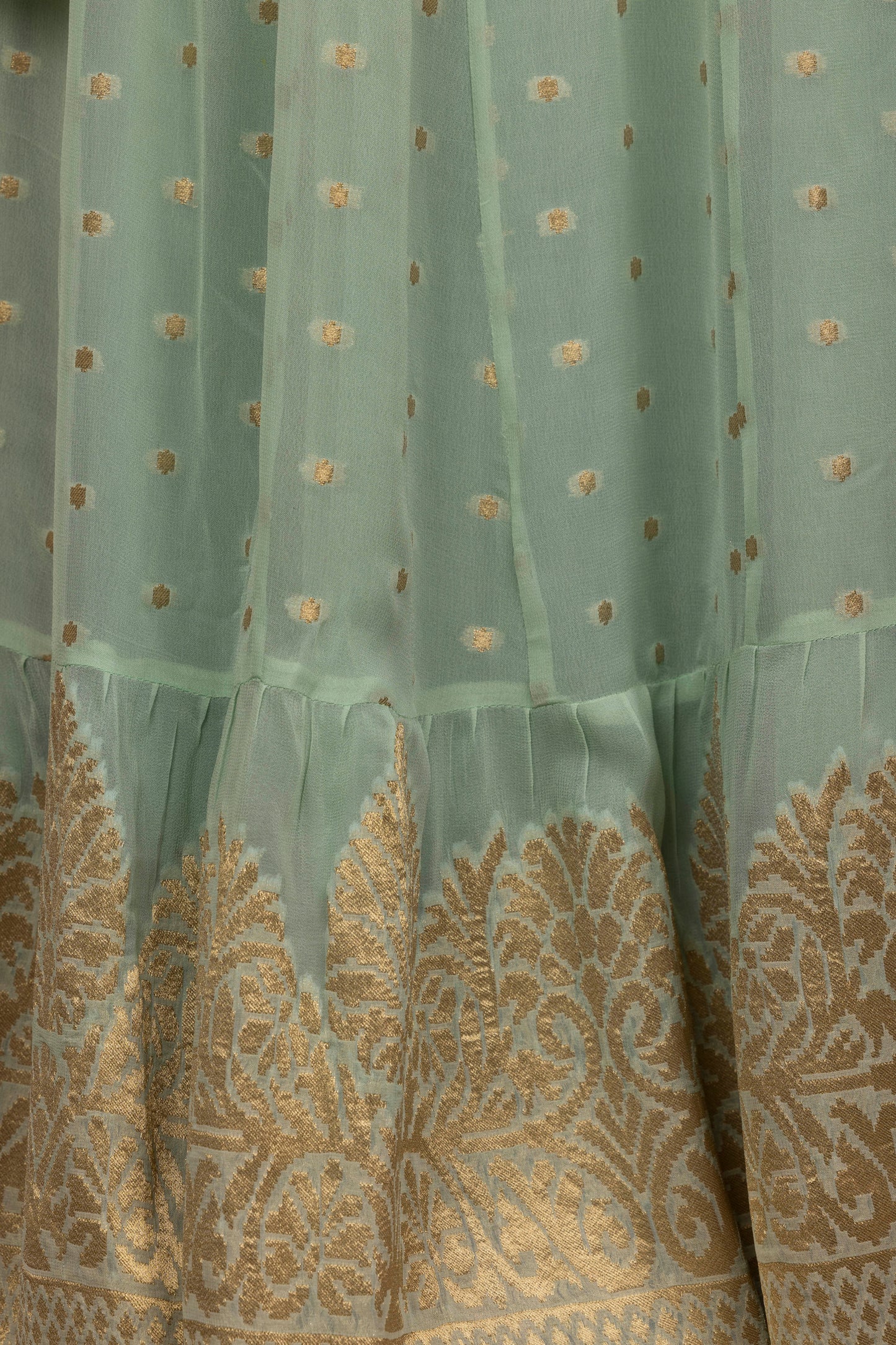 A/3-30: Synergy in green and gold