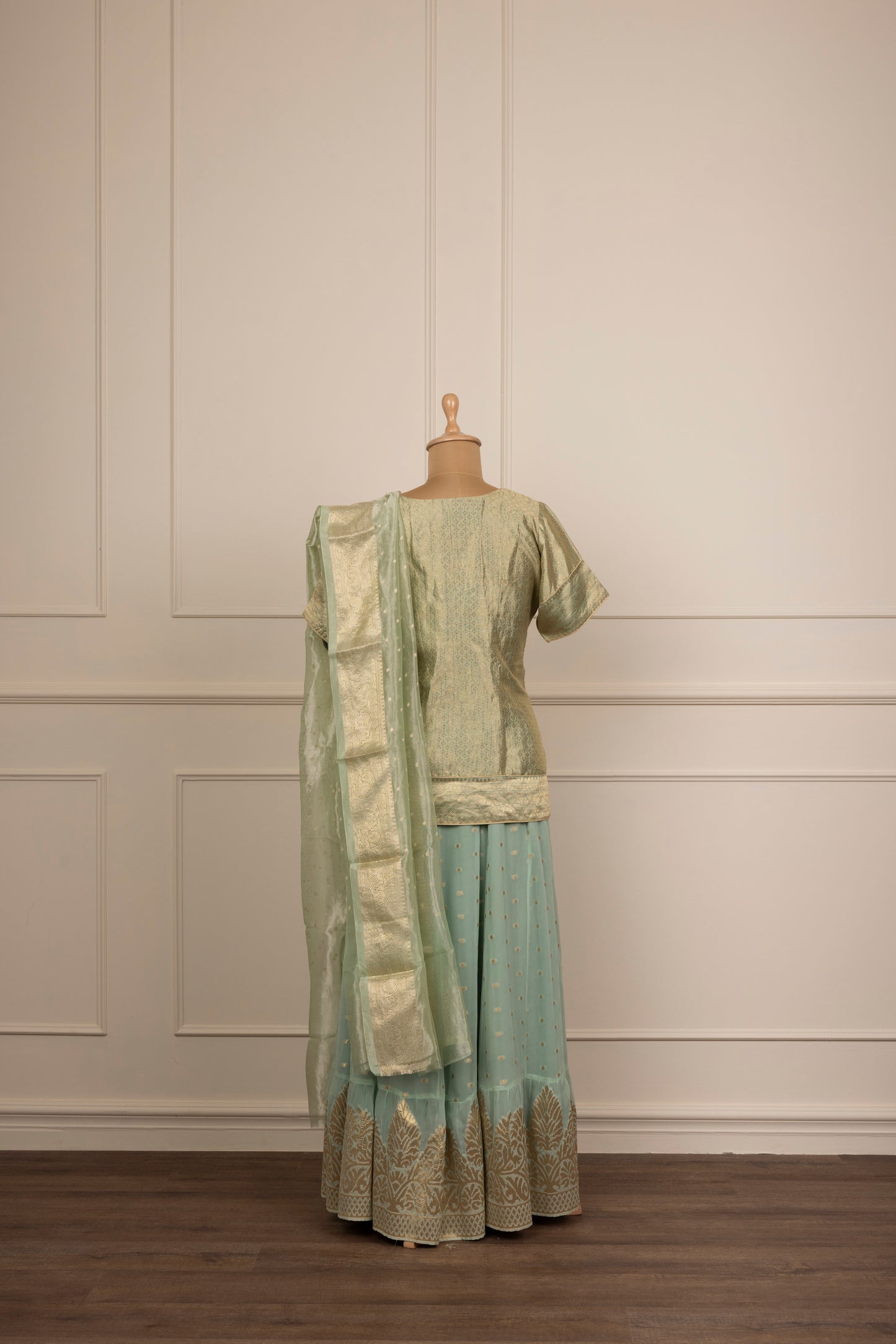 A/3-30: Synergy in green and gold